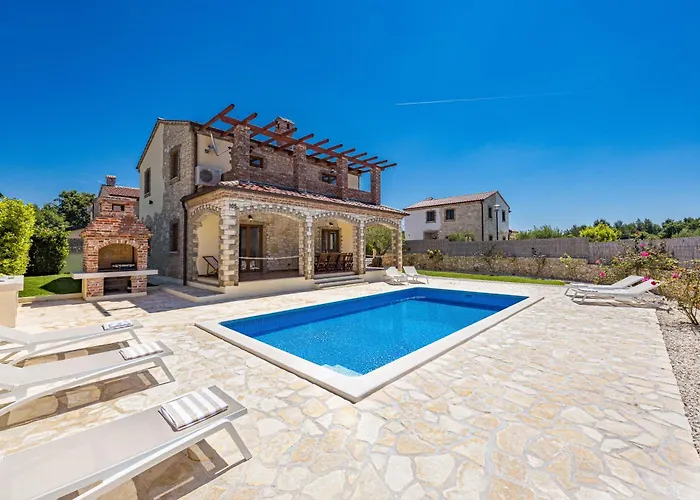 Villa Brioni With Pool By Rentistra
