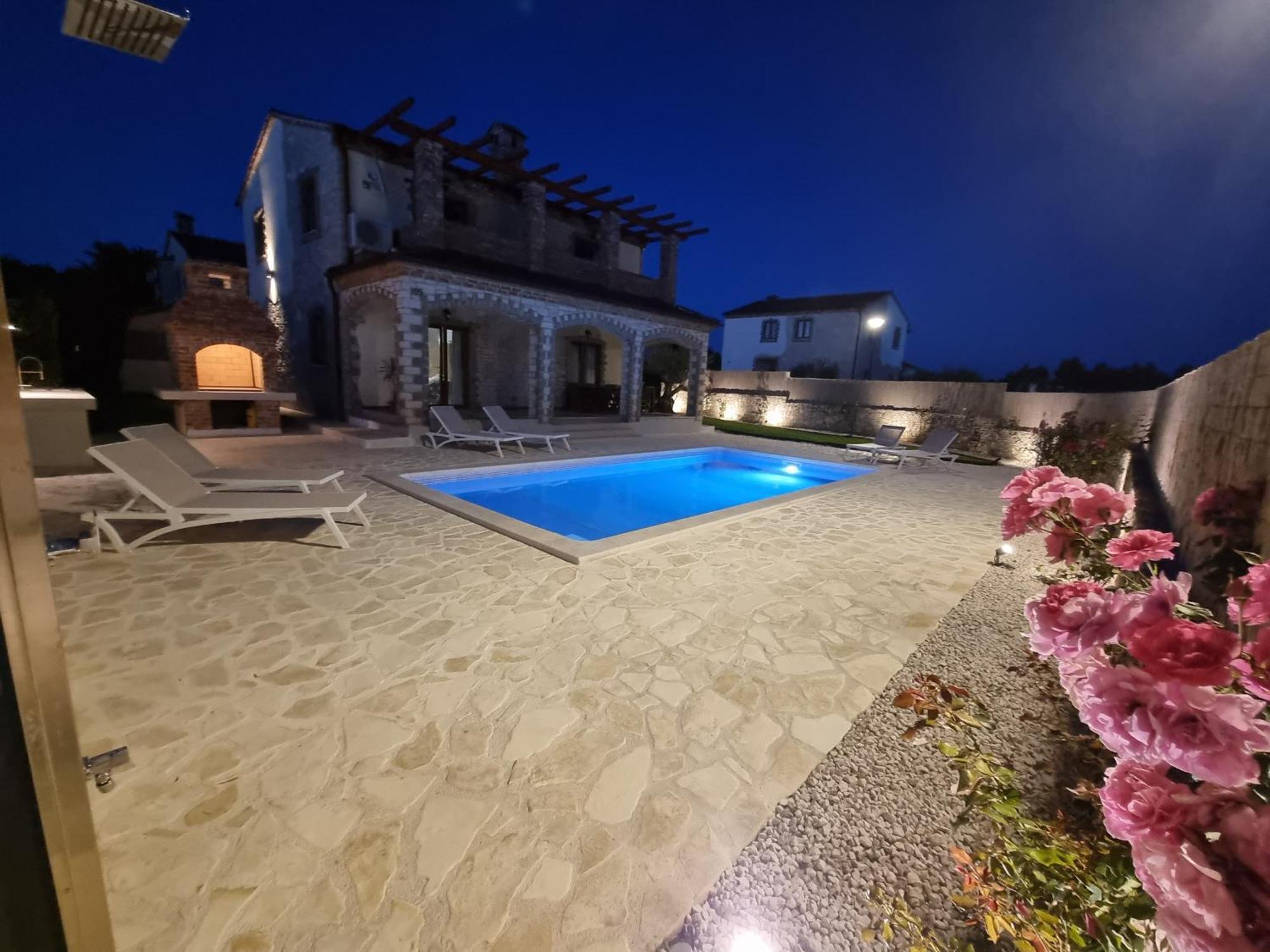 Villa Brioni With Pool By Rentistra
