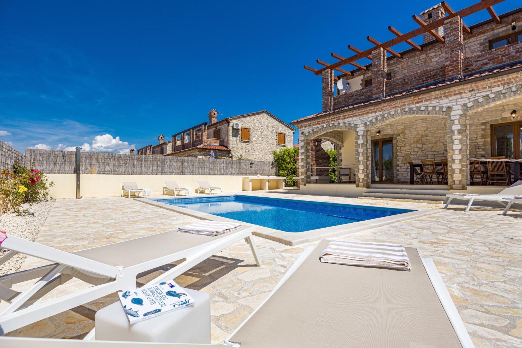 Villa Brioni With Pool By Rentistra Cabrunici