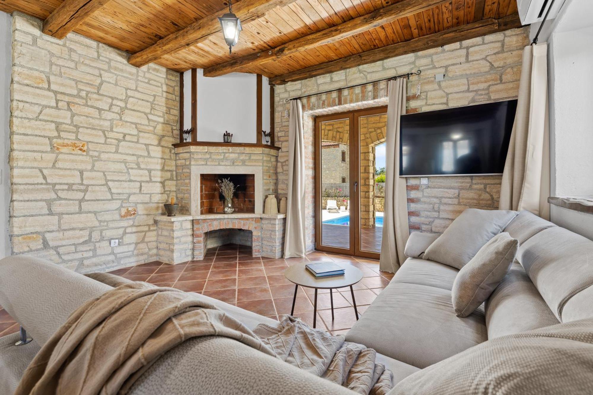Villa Brioni With Pool By Rentistra