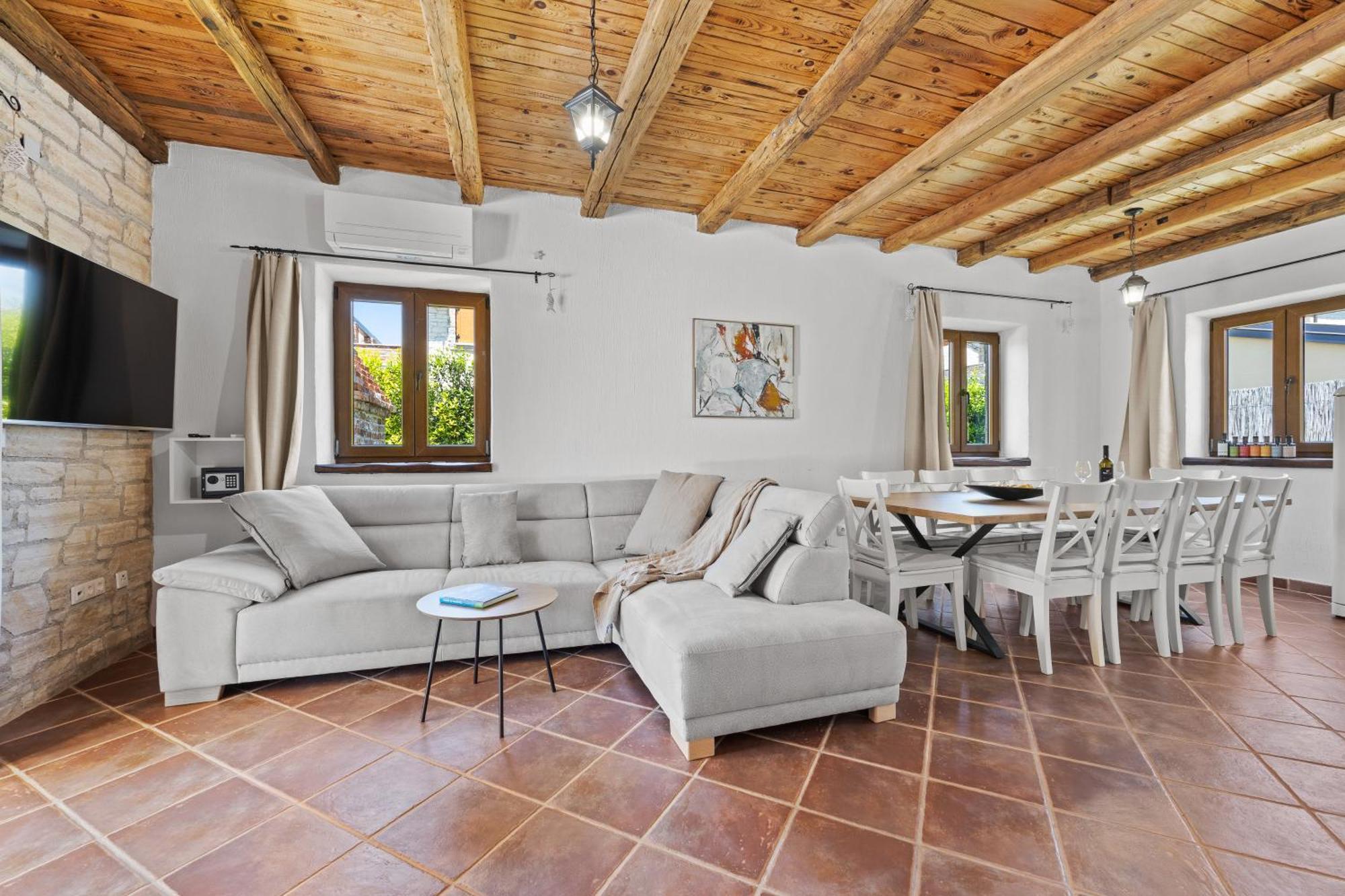 Villa Brioni With Pool By Rentistra Cabrunici